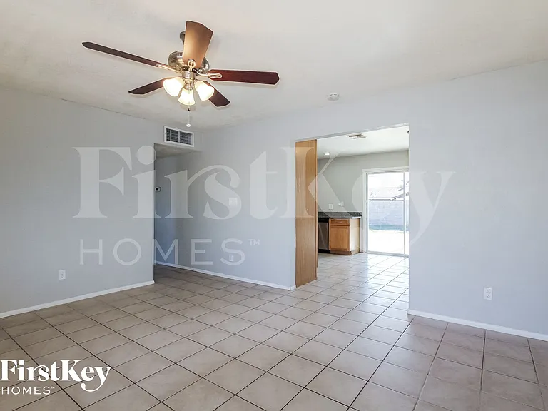 2041 W Windrose Dr — Photo 3