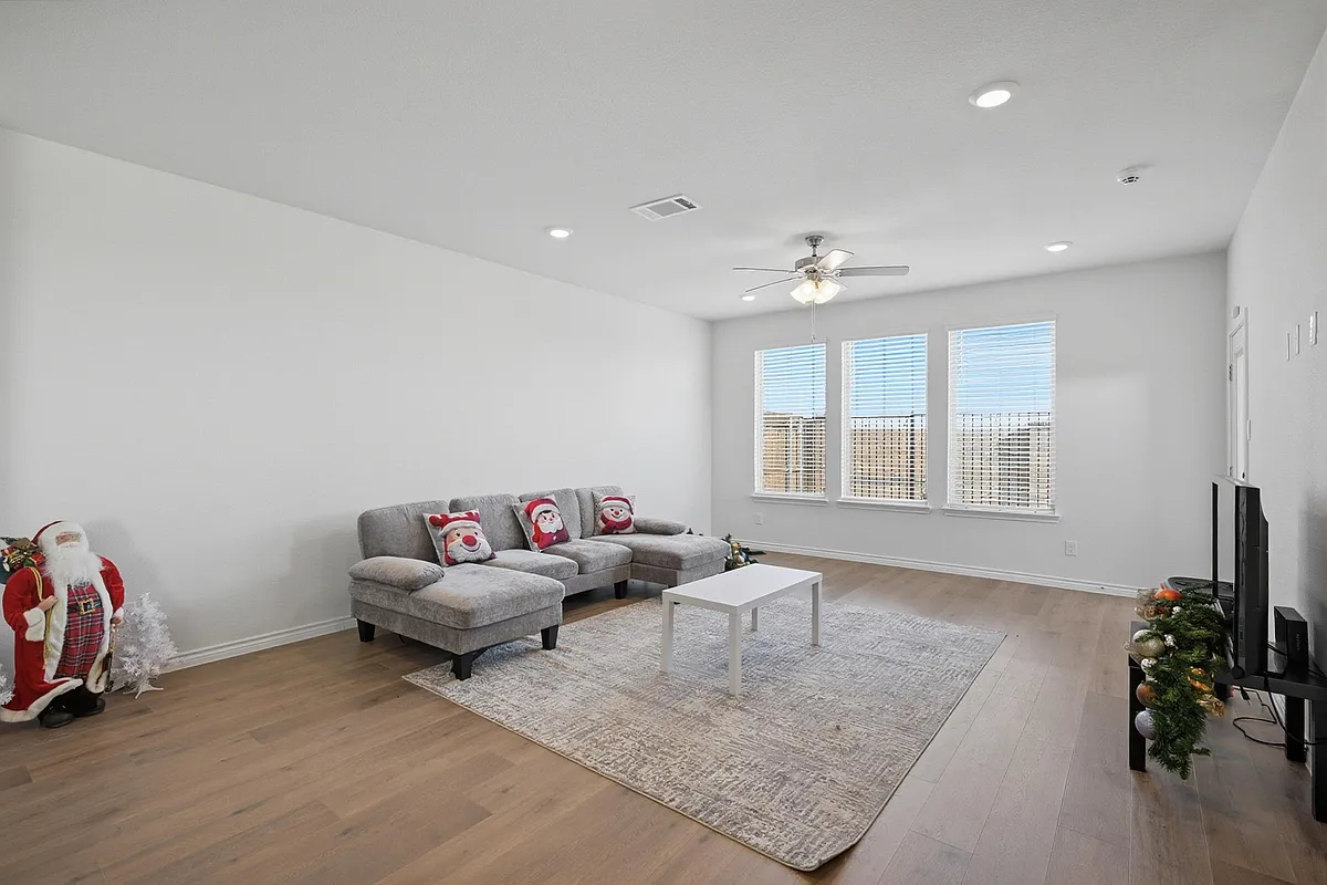 Building Photo - 732 Thorn Creek Dr