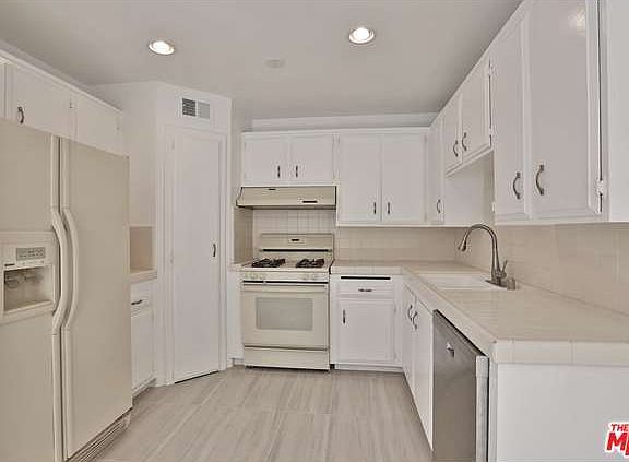 3rd image of 18611 Collins St APT E6
