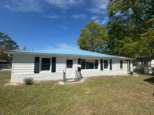 410 W 6th Ave, Raeford, NC 28376