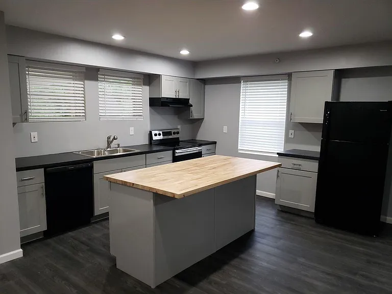 312 Mary Ave — Photo 2