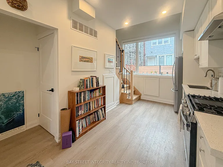 598 Crawford St #LANEWAY — Photo 6