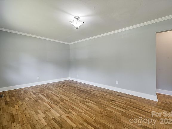 4th image of 1204 Cardinal Dr