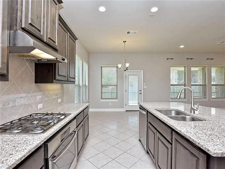 2208 Legend Hill Dr — Photo 10