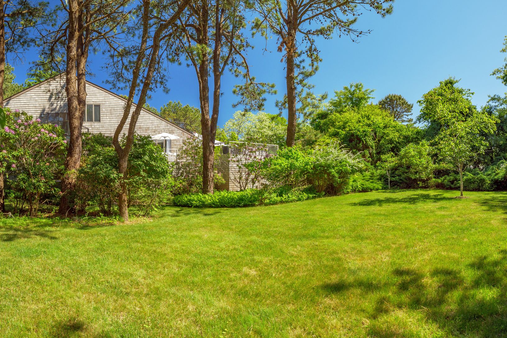  Private Lawns & Gardens