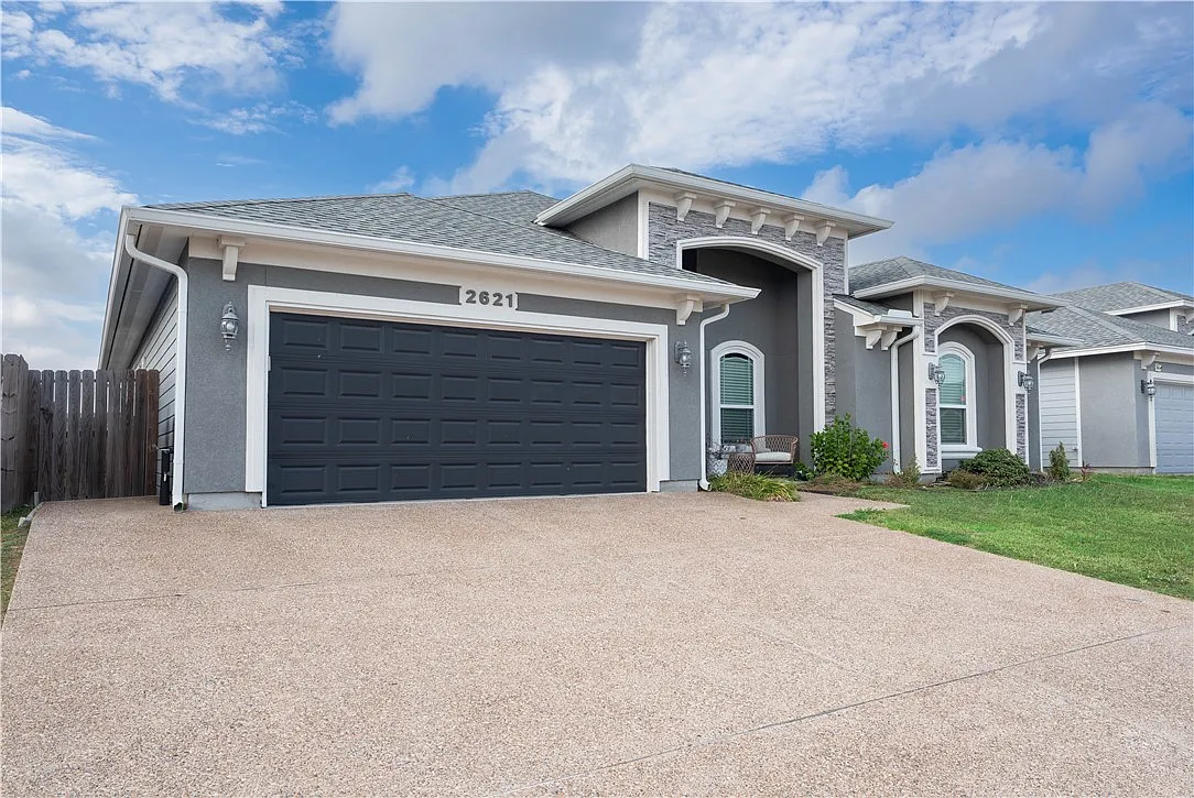 4 bed, 1991 sqft, $2,350 — Photo 2