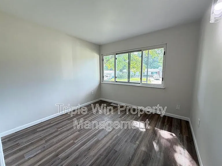 945 Paddock Dr — Photo 16