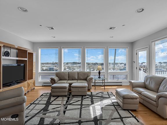 3rd image of 913 N Ocean Avenue N