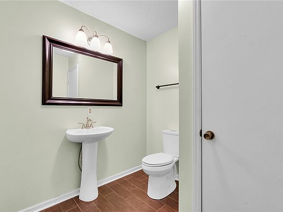 4th image of 304 N Isundega St