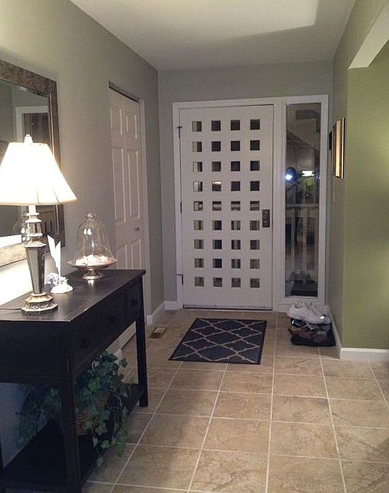 A Welcoming, Stylish Foyer