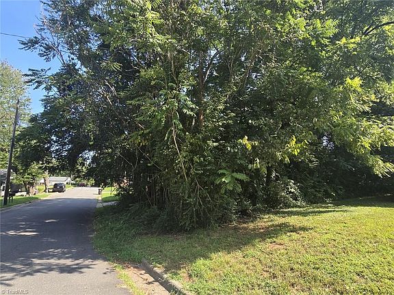 3rd image of 635 Glenbrook Dr