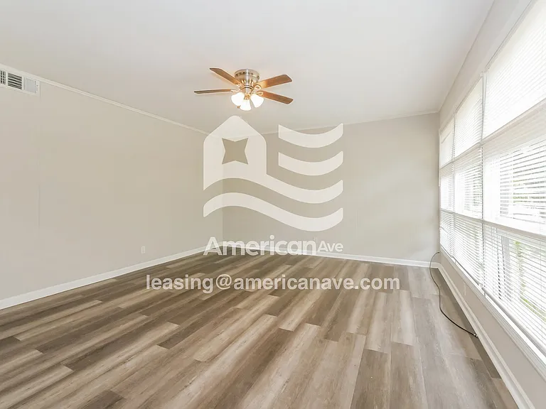 39299_002_wm_-_living_room_12970261.jpg