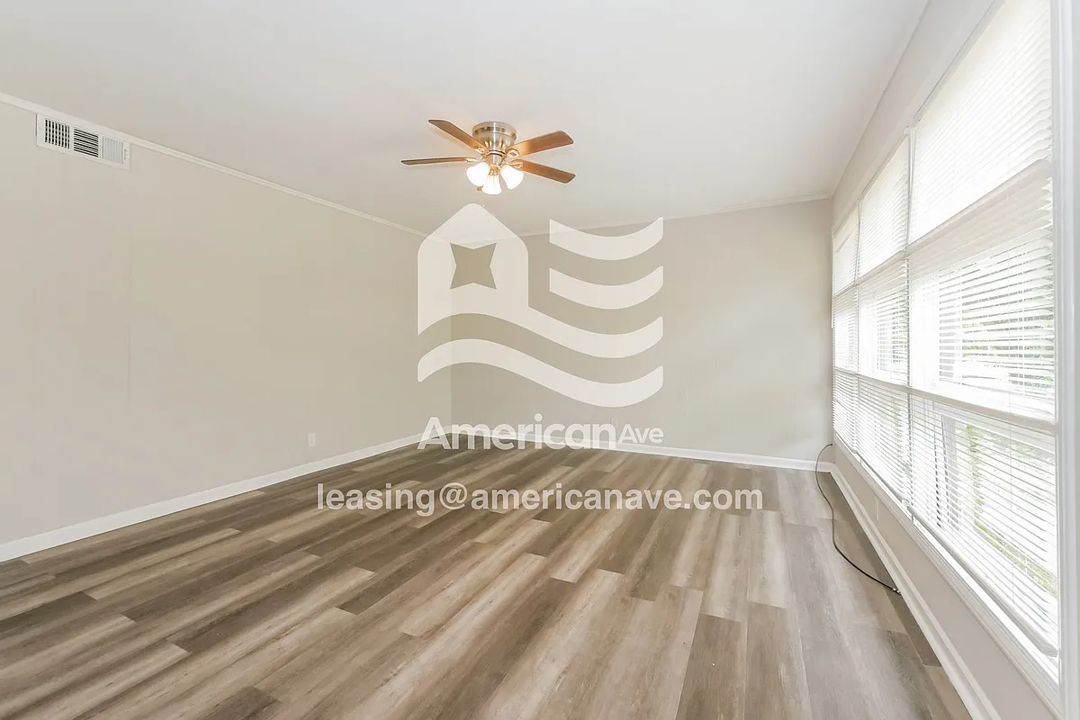39299_002_wm_-_living_room_12970261.jpg - 4463 Childress St