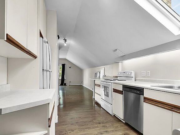 4th image of 732 Wellington St