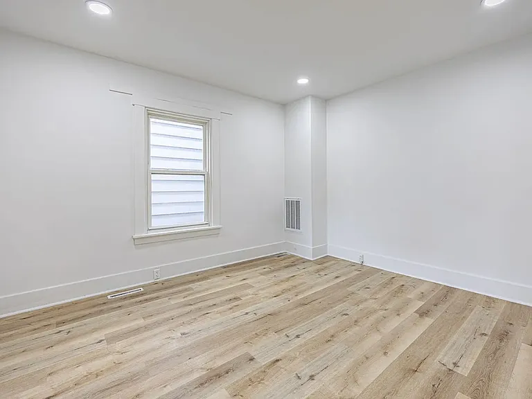 1922 Kenneth Ave — Photo 10