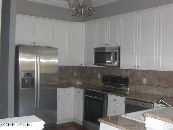 5th image of 137 3rd Ave S APT D