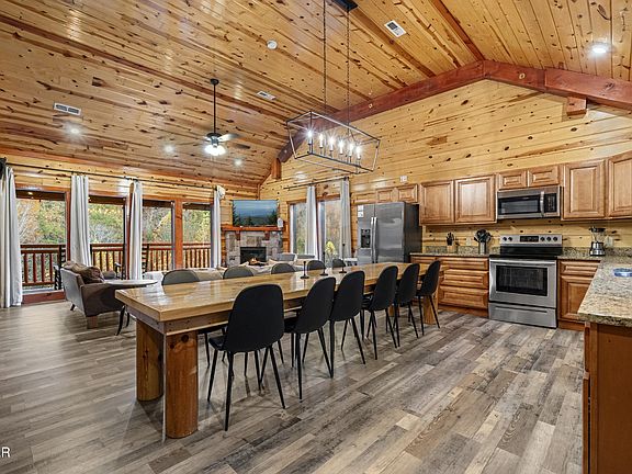 2nd image of 1628 Barn Door Ln