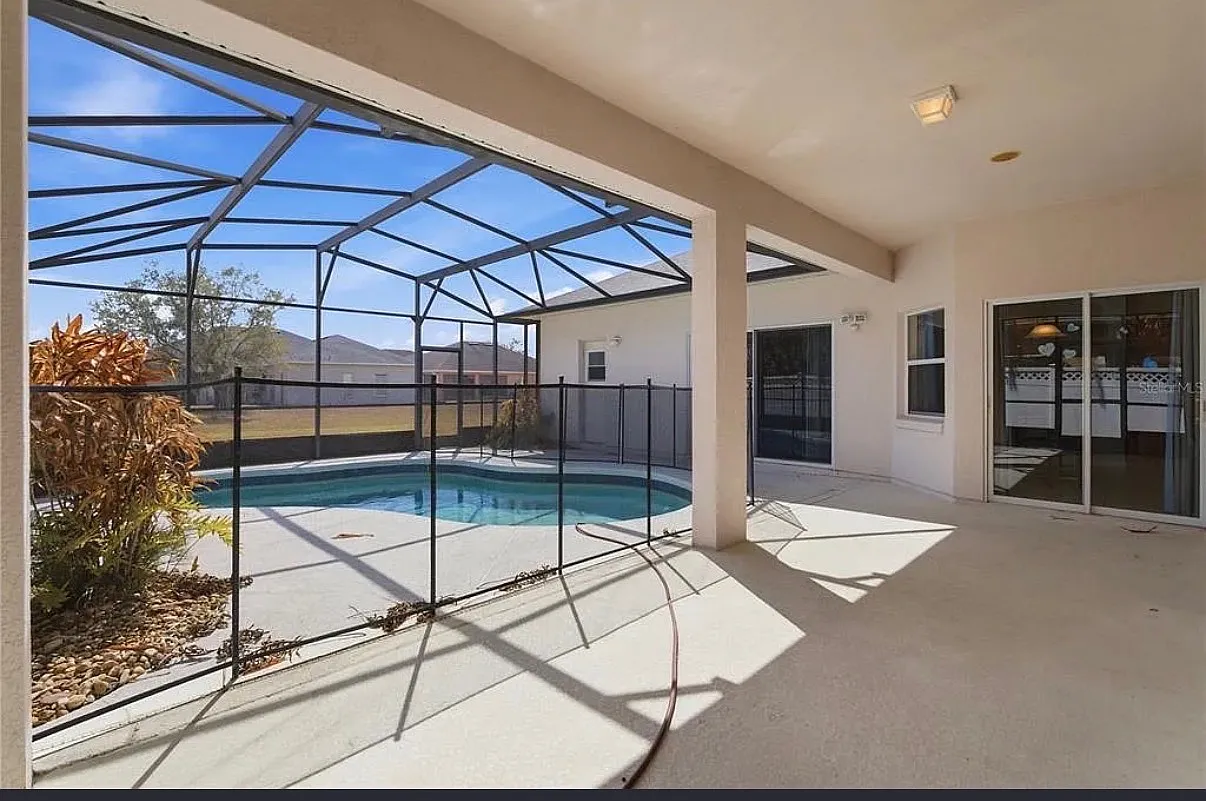 4 bed, 2400 sqft, $865 — Photo 3