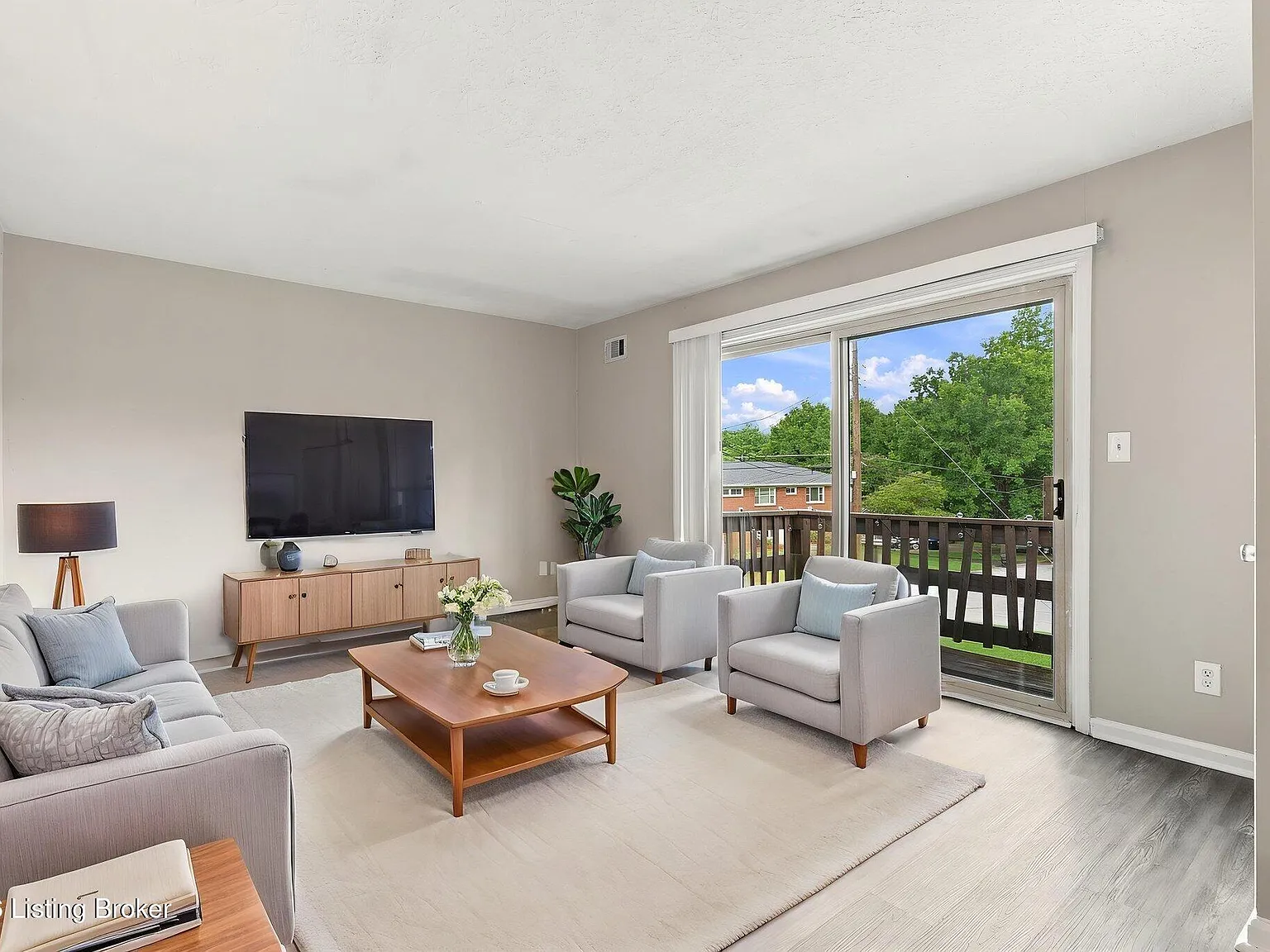 2 bed, 1.0 bath, 925 sqft, $1,050 — Photo 1