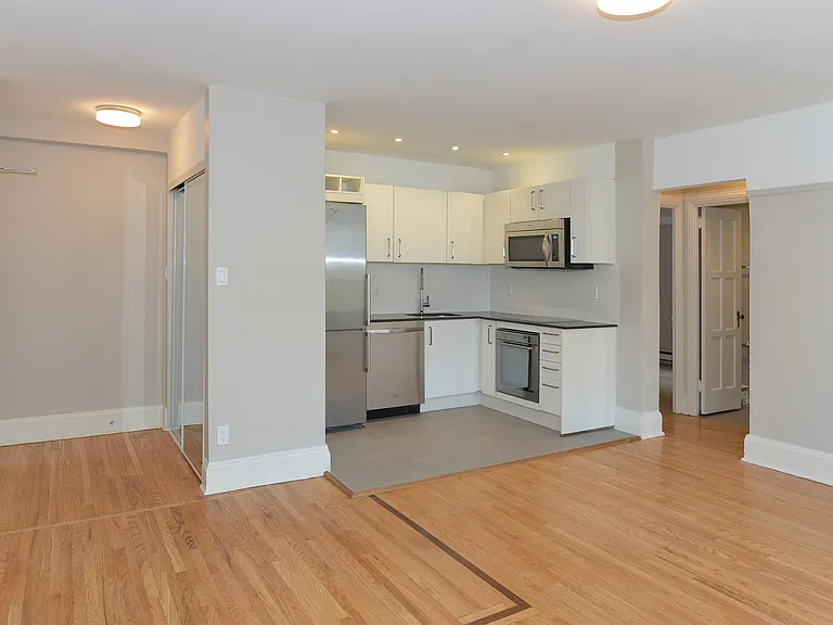110 Oriole Pkwy #50040A-107 — Photo 2