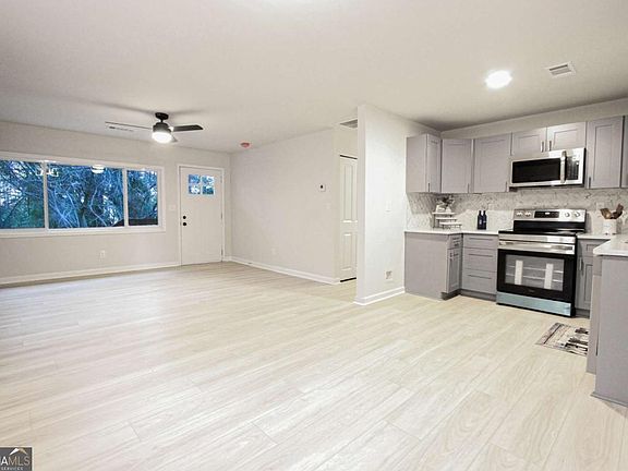 4th image of 102 Welch St