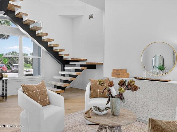 3rd image of 6 RIVIERA Place