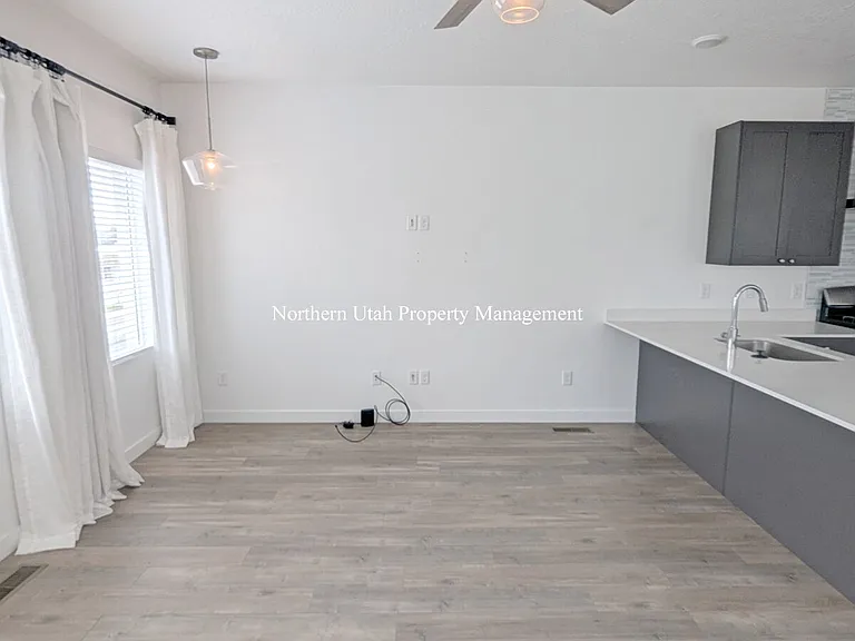 313 W 25 N — Photo 3