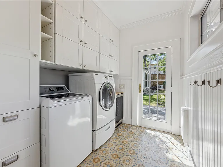 3300 Harris Park Ave — Photo 14