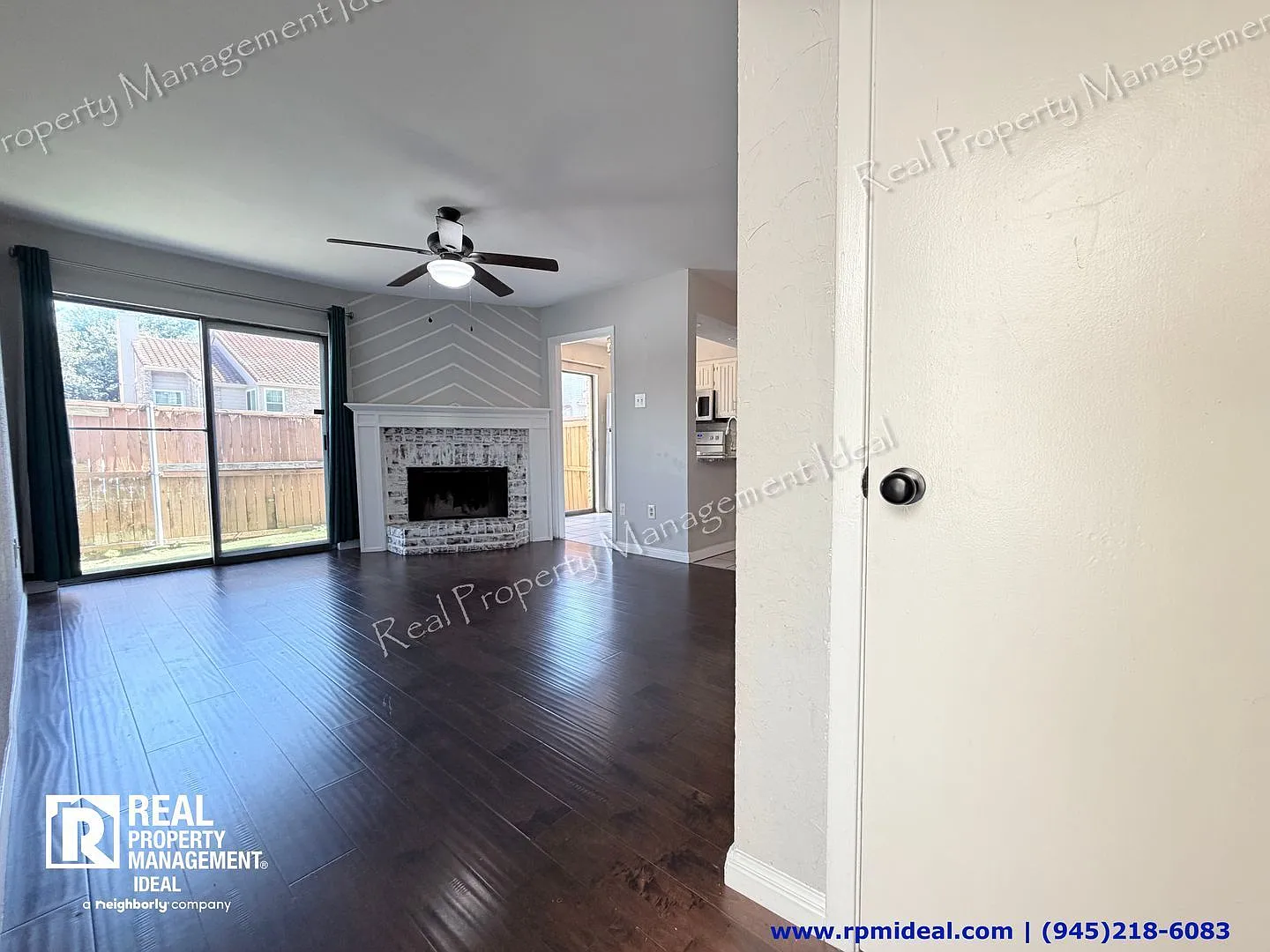 2 bed, 1.5 bath, 922 sqft, $1,299 — Photo 2