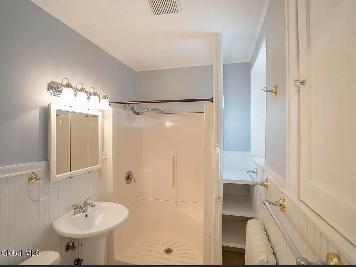 3 bed, 1.5 bath, 2328 sqft, $800 — Photo 4