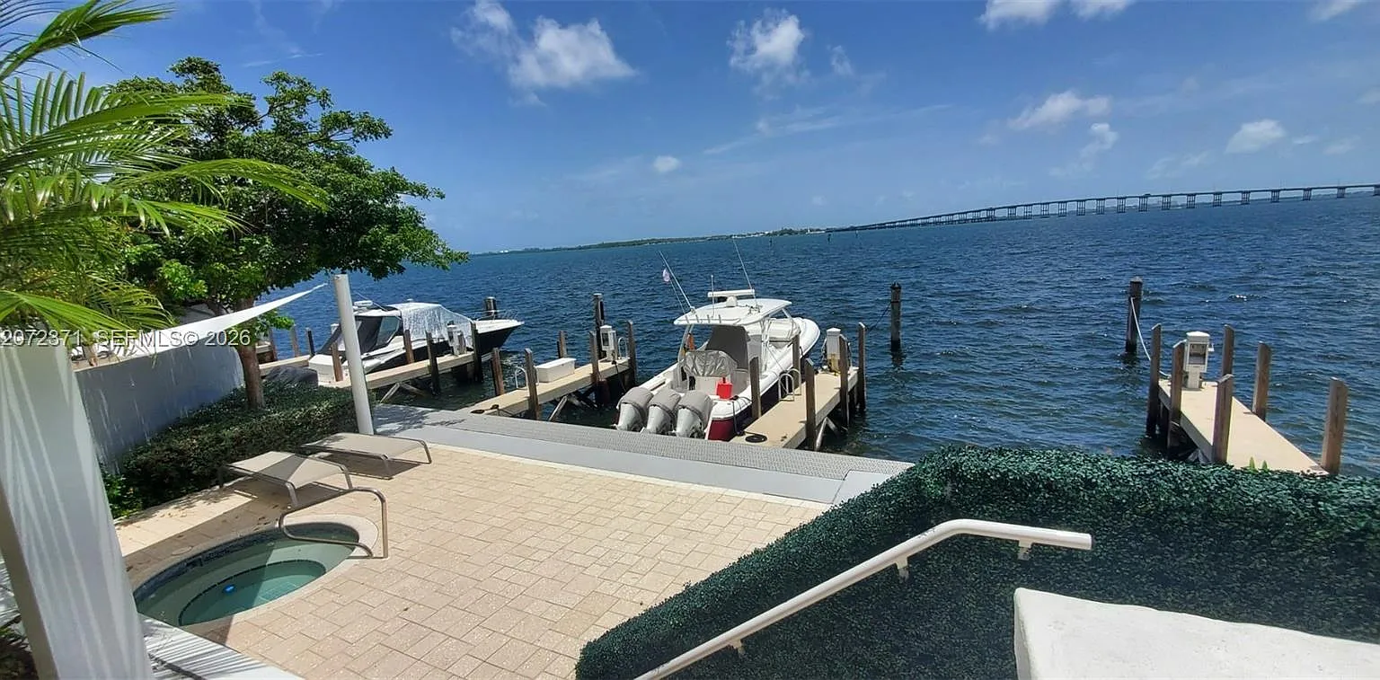 Brickell Harbour Condo — Photo 1