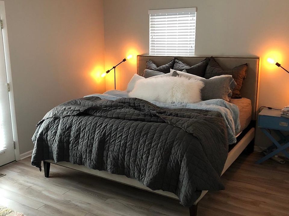 huge master suite w deck off master