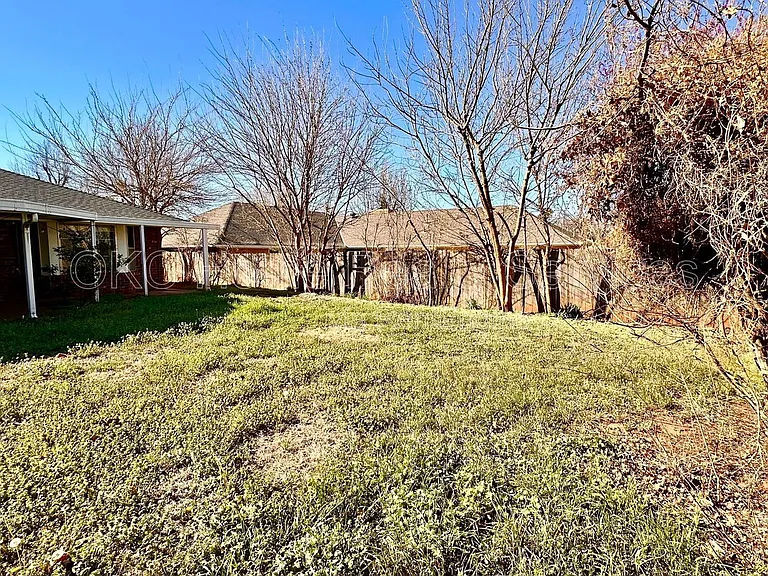 12109 Camelot Dr — Photo 37