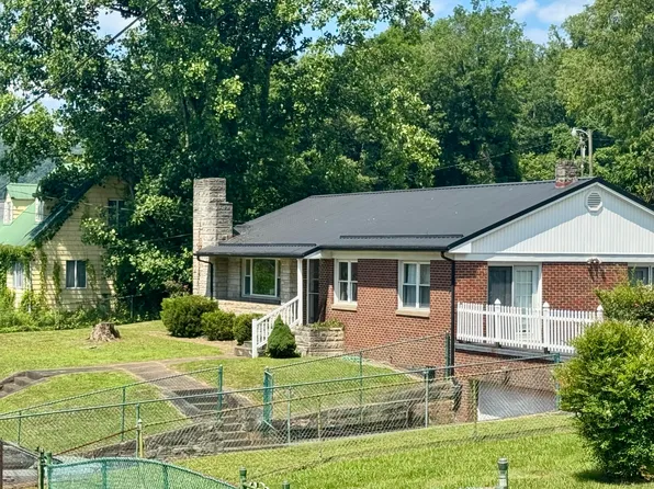 305 Riverview Dr, Montgomery, WV 25136