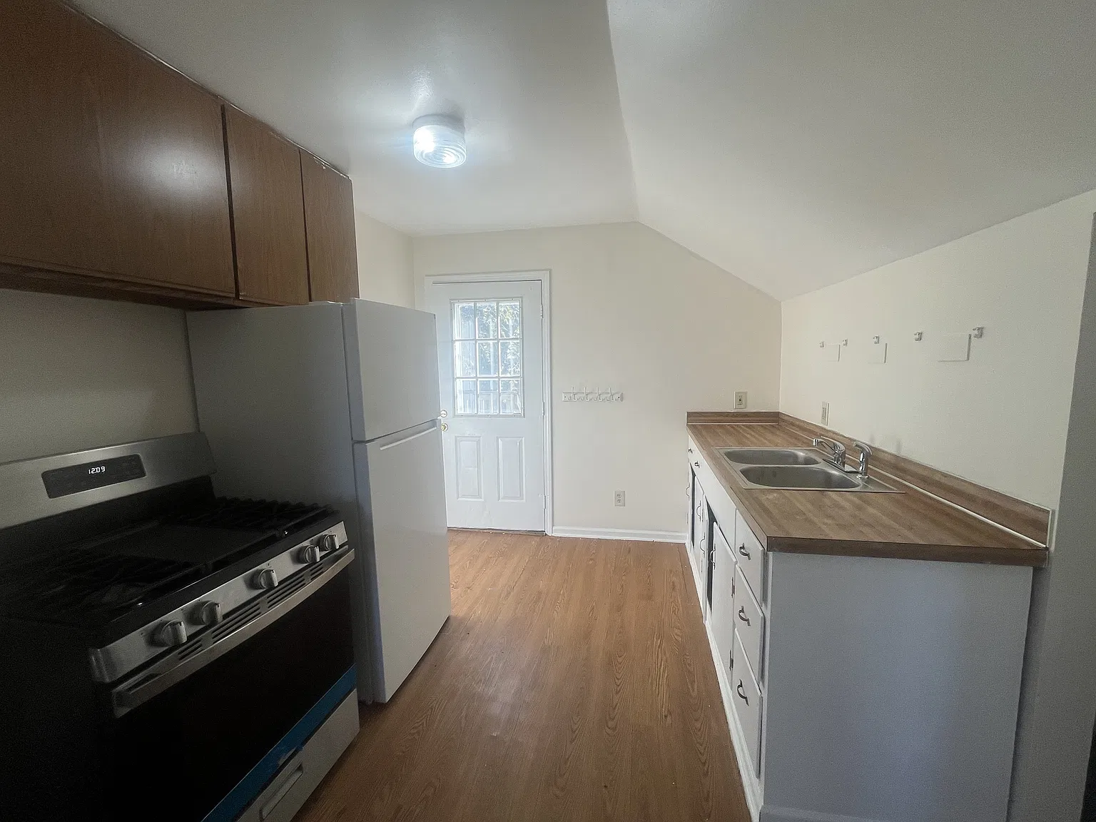 2 bed, 1.0 bath, $800 — Photo 2