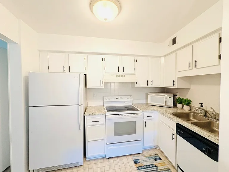 5802 Royal Ridge Dr #M — Photo 9