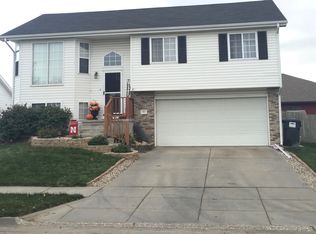 911 Donnie Ln, Lincoln, NE 68522
