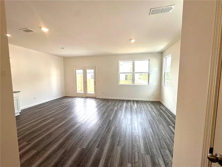 423 Towson St — Photo 6