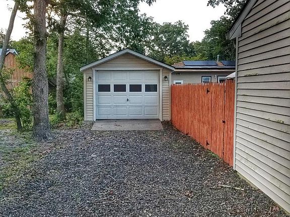 3rd image of 368 Goldenrod St