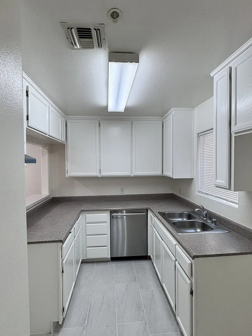 2 bed, 2.5 bath, 900 sqft, $2,650 — Photo 2