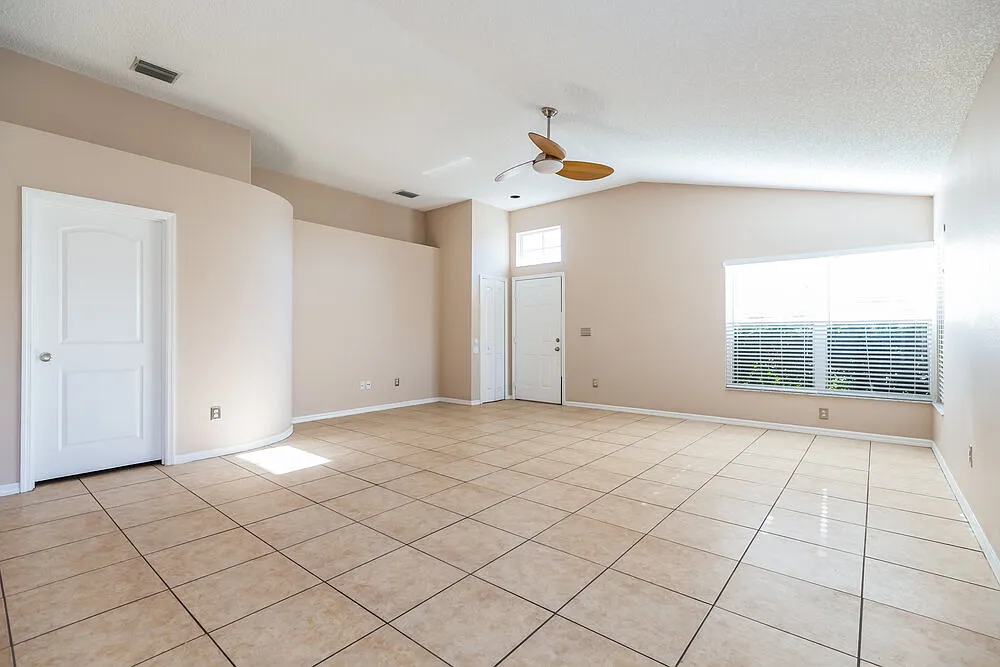 3 bed, 2.0 bath, 1676 sqft, $2,400 — Photo 4