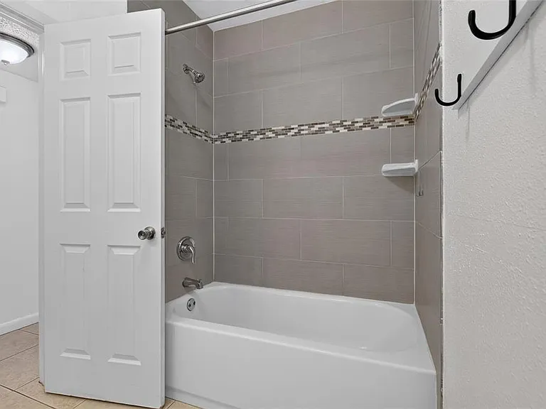 6411 Santa Monica Dr — Photo 24