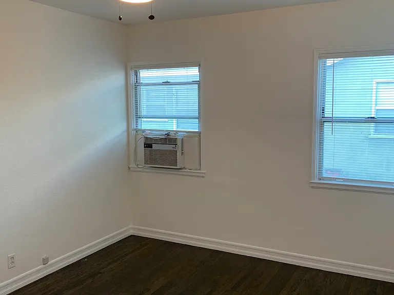1842 E 56th St #1842 — Photo 9