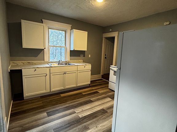 5th image of 497 Rhodes Ave