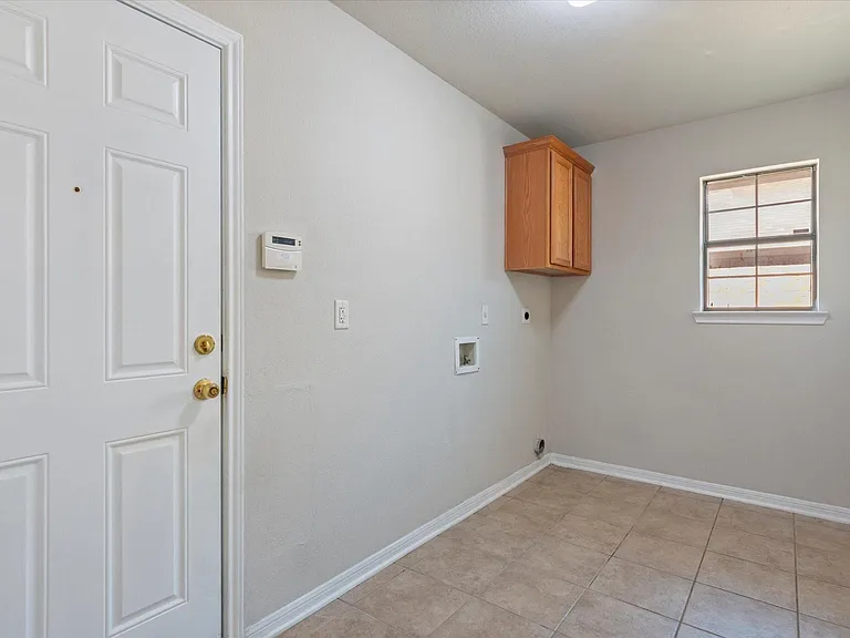 6104 Alexus Dr — Photo 17