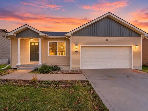 2523 River Meadows Dr, Des Moines, IA 50320
