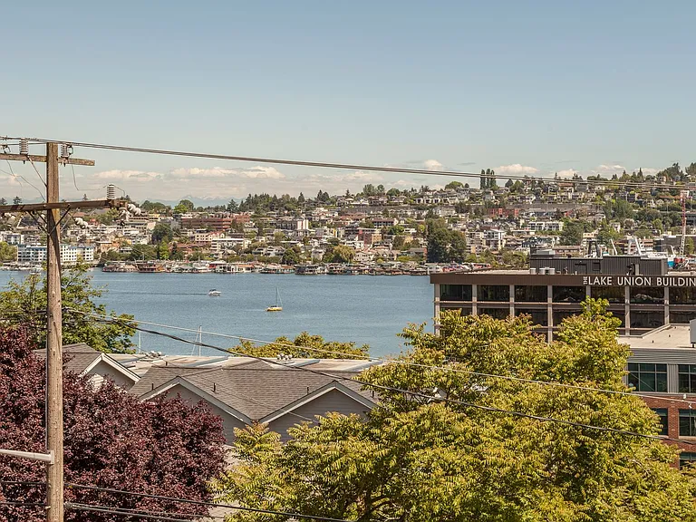 Welcome to Dexter Hayes! Modern convenience with exceptional views! — Photo 41