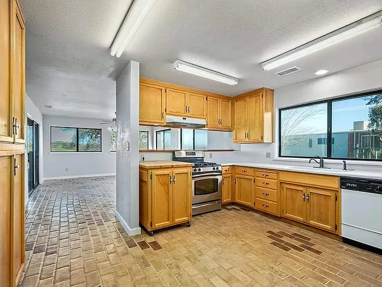 2442 N McIntire Rd — Photo 9
