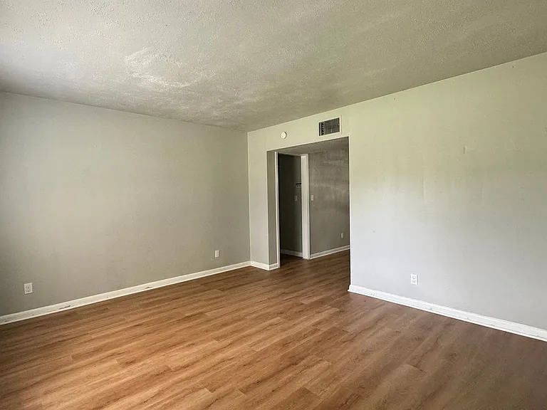 804 La Marche Dr — Photo 3