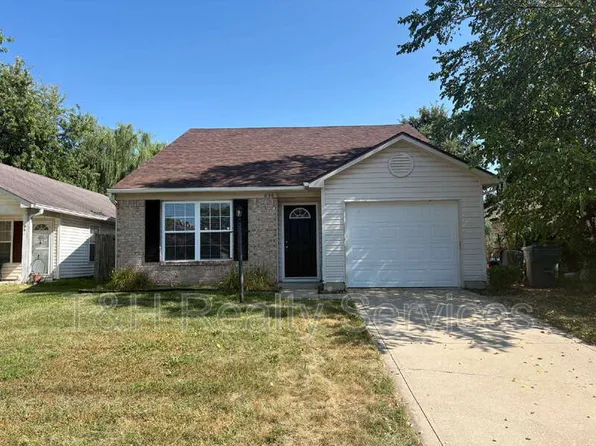 636 Locust Grove Ln, Greenwood, IN 46143